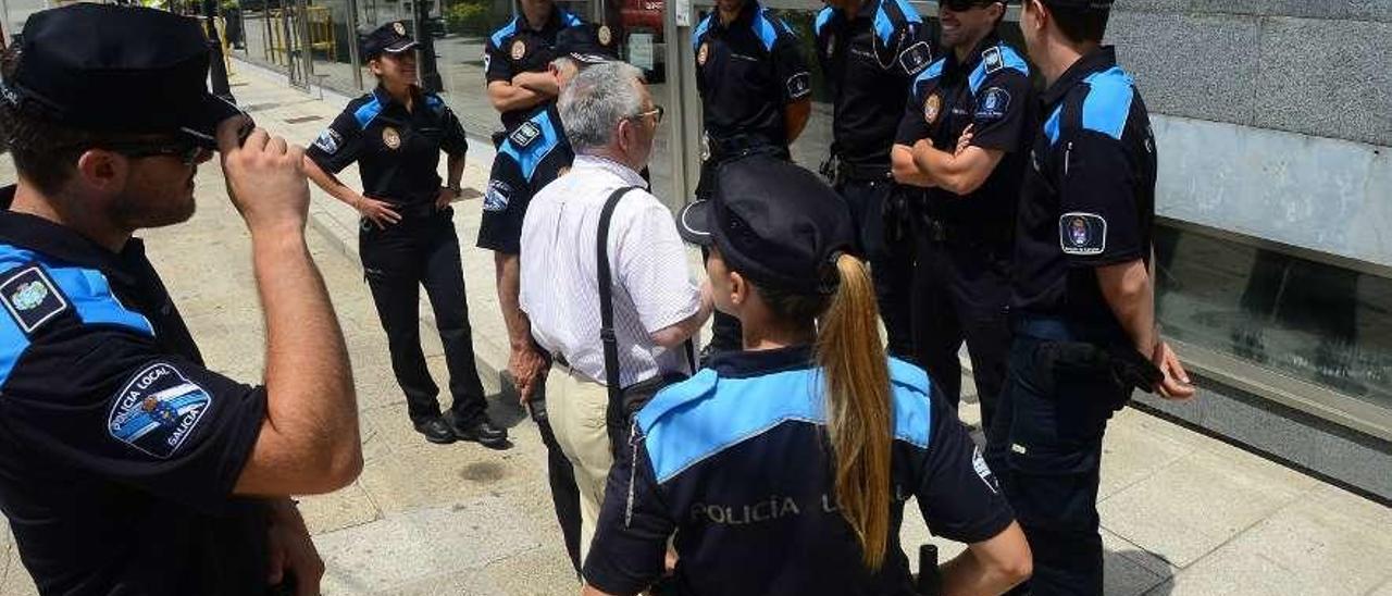 El alcade, Xosé Manuel Pazos, charla con auxiliares de la Policía Local, en una imagen de archivo. // G.N.