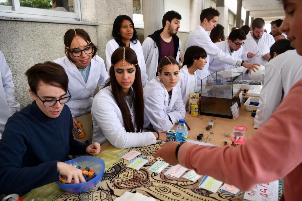 Los alumnos dedican el día a experimentar con la ciencia en gallego y poner en práctica experimentos con elementos que todos tenían en casa como un secador de pelo, huevos y palillos de madera.