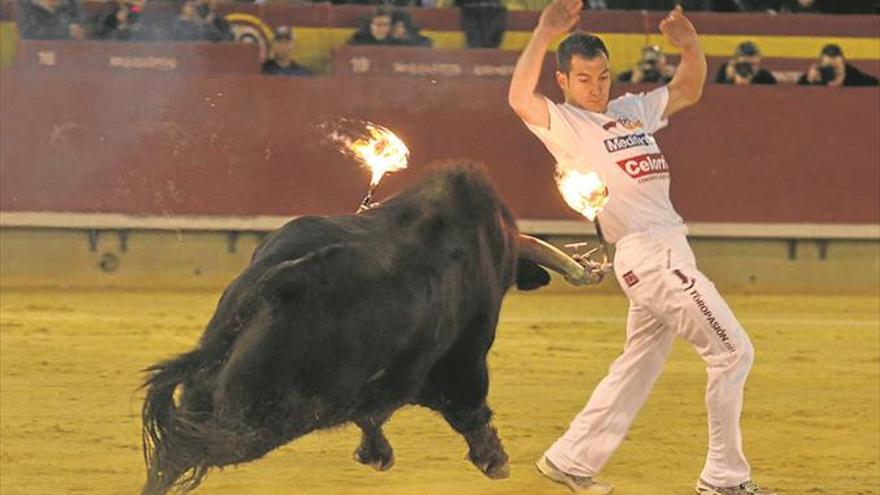 Arriazu aporta la bravura en la gran noche del ‘bou embolat’