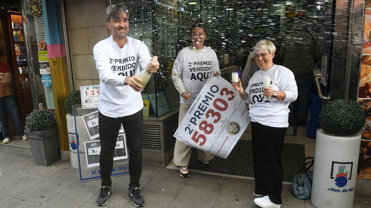Celebración en el Filón de Oro, de la rúa Nova, tras dar el segundo premio del sorteo de 2023