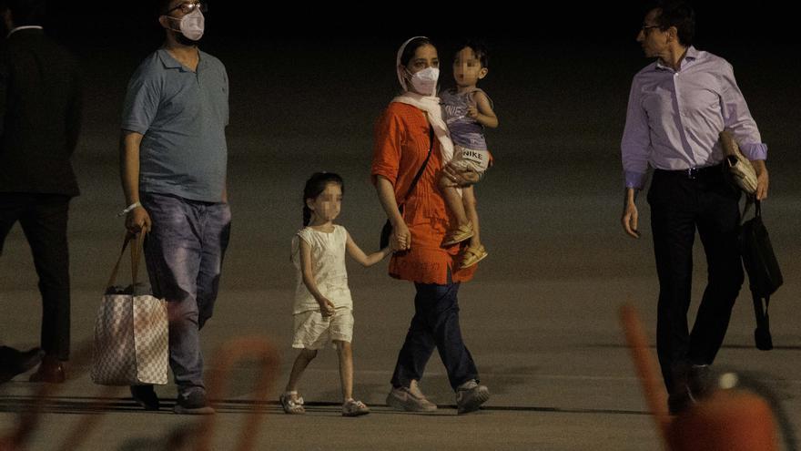 Llega a Madrid un avión con casi 300 refugiados afganos
