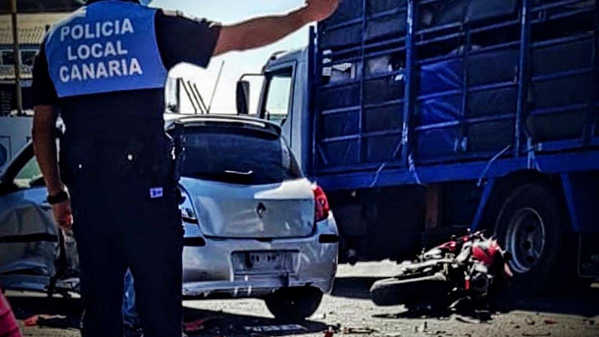 El vehículo y la motocicleta implicados en el accidente mortal ocurrido ayer en Tenerife. | | @POLICIALOCALARN