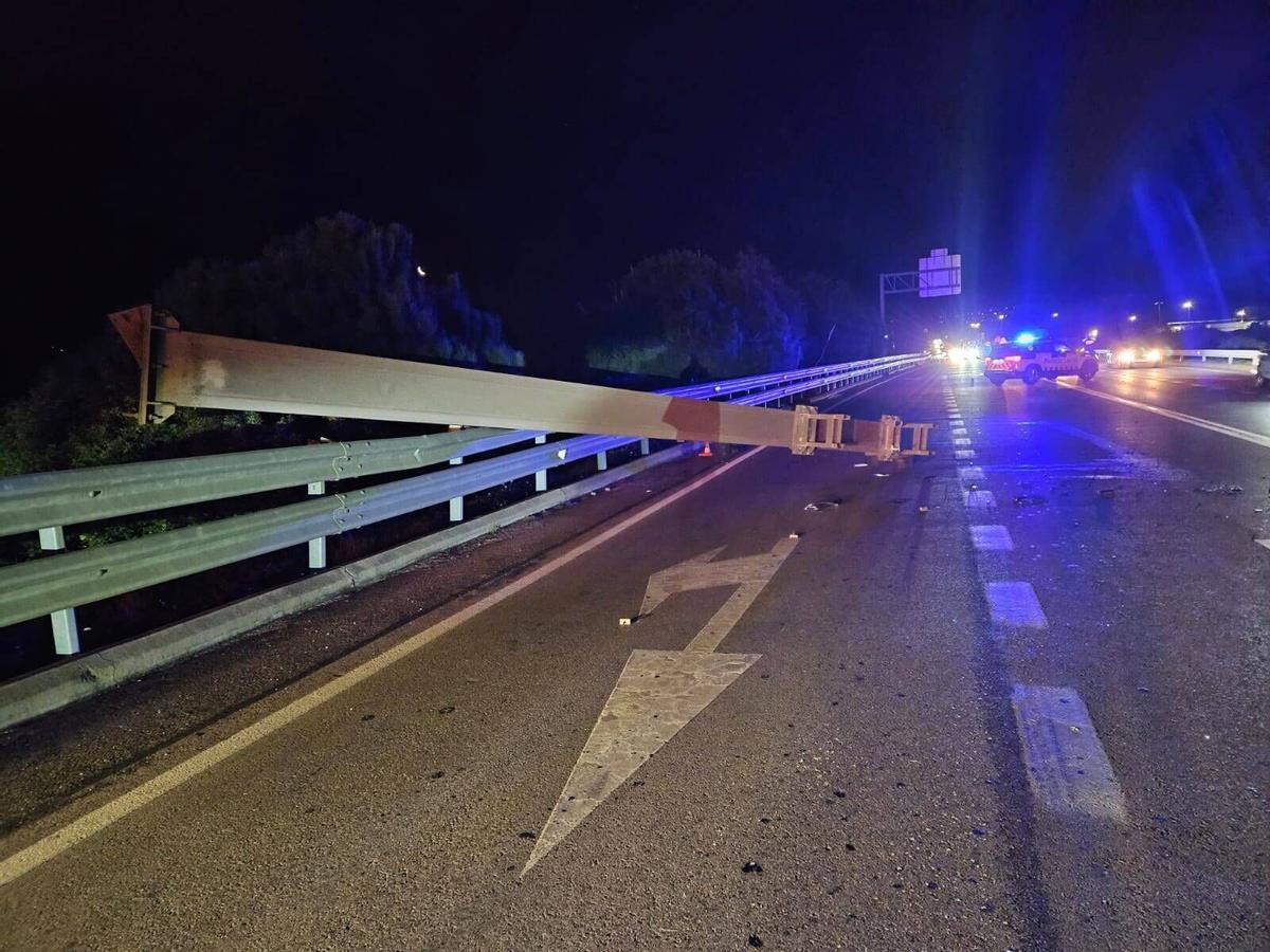 Vidreres C-63 Caiguda marquesina i cartells de la carretera pel fort vent