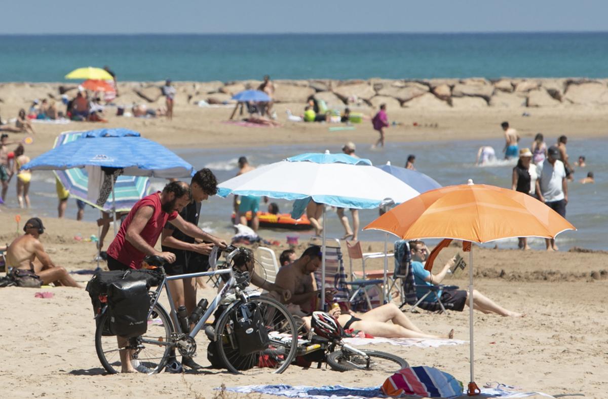 El puente y las altas temperaturas hacen que parezca agosto en la playa del Port de Sagunt
