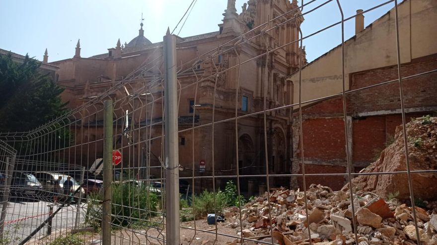 IU reclama la limpieza de un solar municipal junto al Consistorio