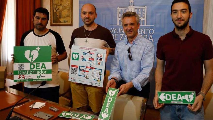 Cuadrado, Alesander, González y Prieto posan con los indicadores adjuntos al desfibrilador.