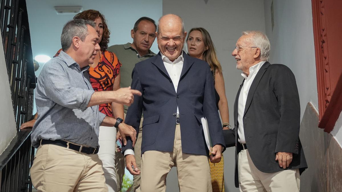 Manuel Chaves, en el centro, con Juan Espadas y Manuel Pezzi, días atrás en San Vicente.