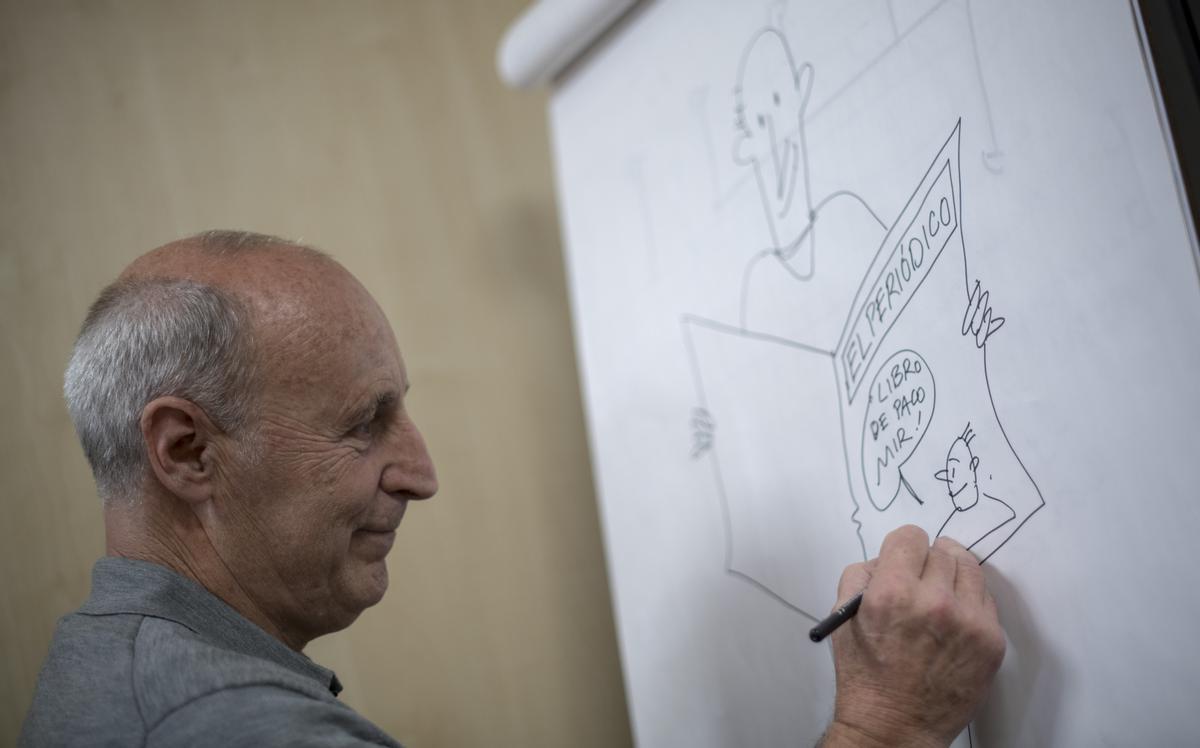 Paco Mir, improvisando un dibujo para los lectores de EL PERIÓDICO. 