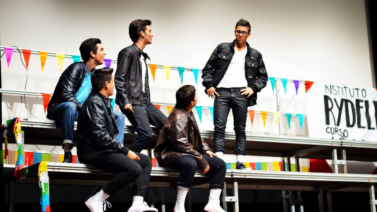 Escena del musical &#039;Grease&#039; de la compañía juvenil de teatro de los Salesianos de Monzón, Rebulizio.