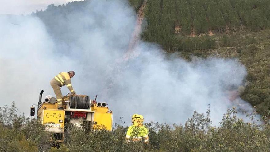 Extinción de un incendio en Aliste a cargo de personal de Medio Ambiente de la Junta