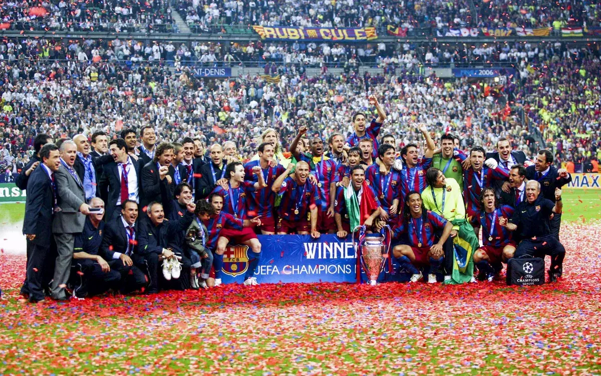 Rijkaard y sus jugadores celebran la tercera Champions en 2006.