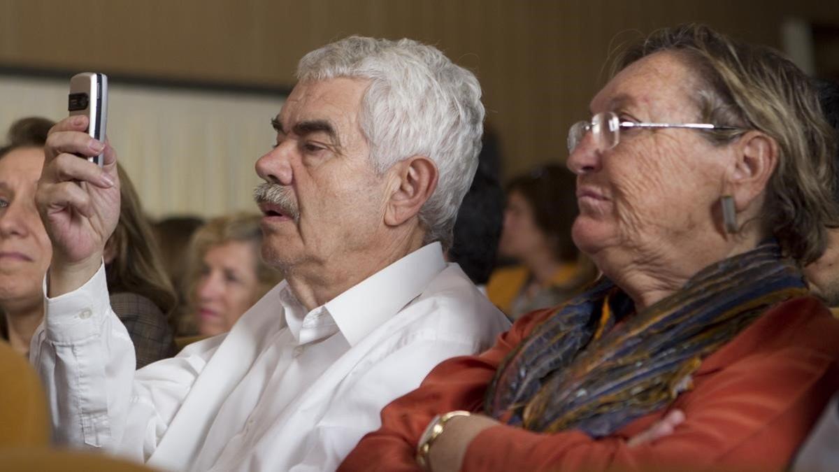 Pasqual Maragall y su mujer, Diana Garrigosa, en el 2011, en una presentación en el Ateneu Barcelonès