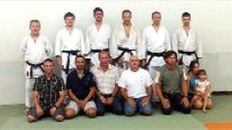 Cinc nous cinturons negres bagencs en jujitsu