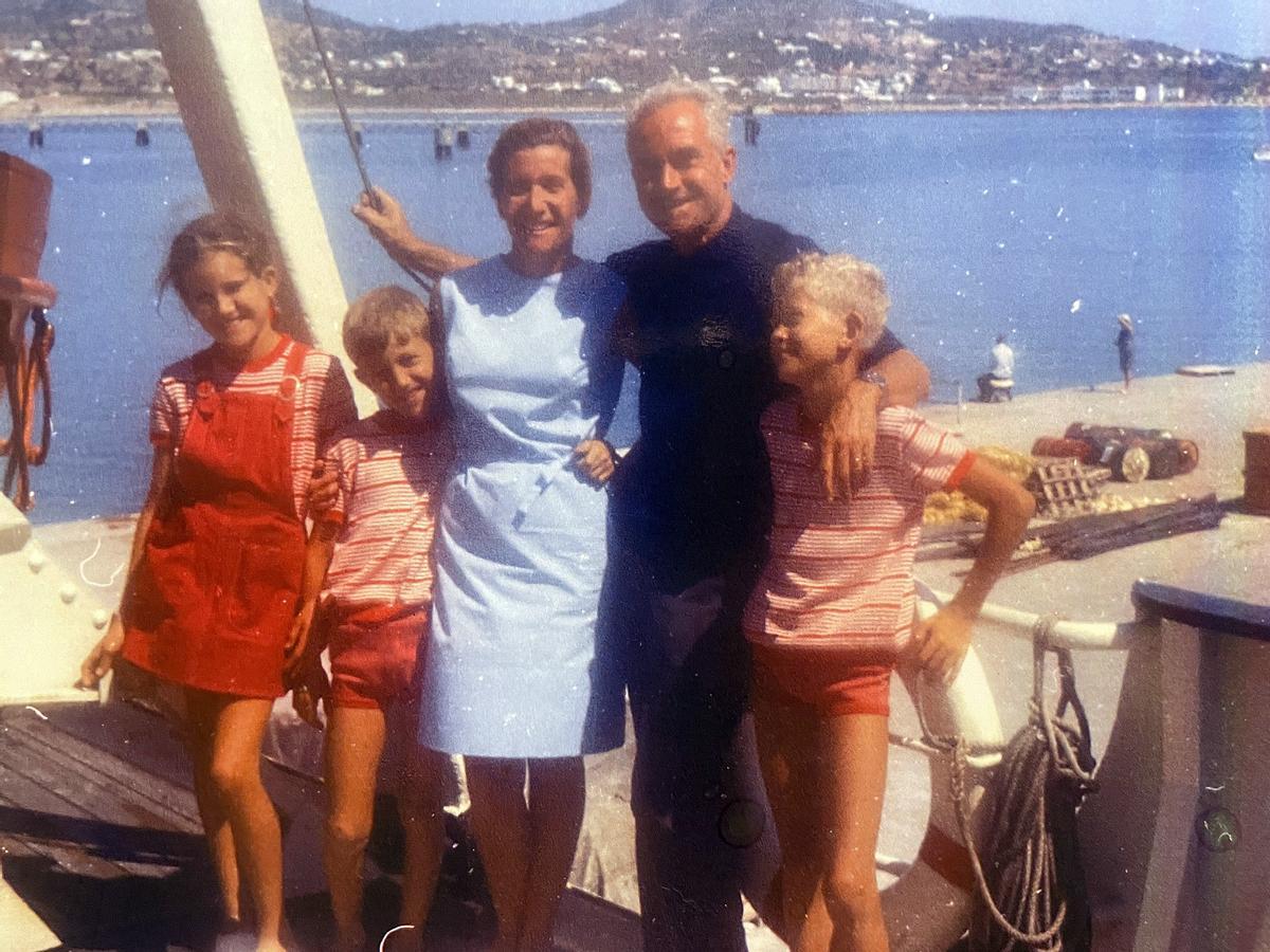 Con su marido y sus hijos, Carmen, Carlos y Javier, en 1968 en Ibiza, durante una travesía en barco que les llevó a Letonia.