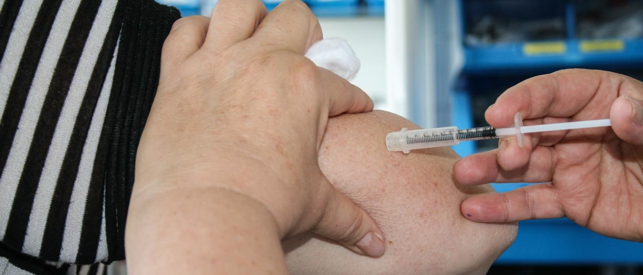 Dispensación de la vacuna contra el colvid a un paciente en Canarias.