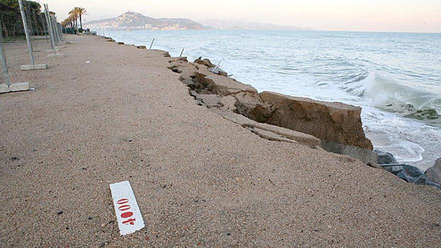 La platja de s&#039;Abanell, de Blanes, després d&#039;una de les darreres llevantades que van arrossegar la sorra.