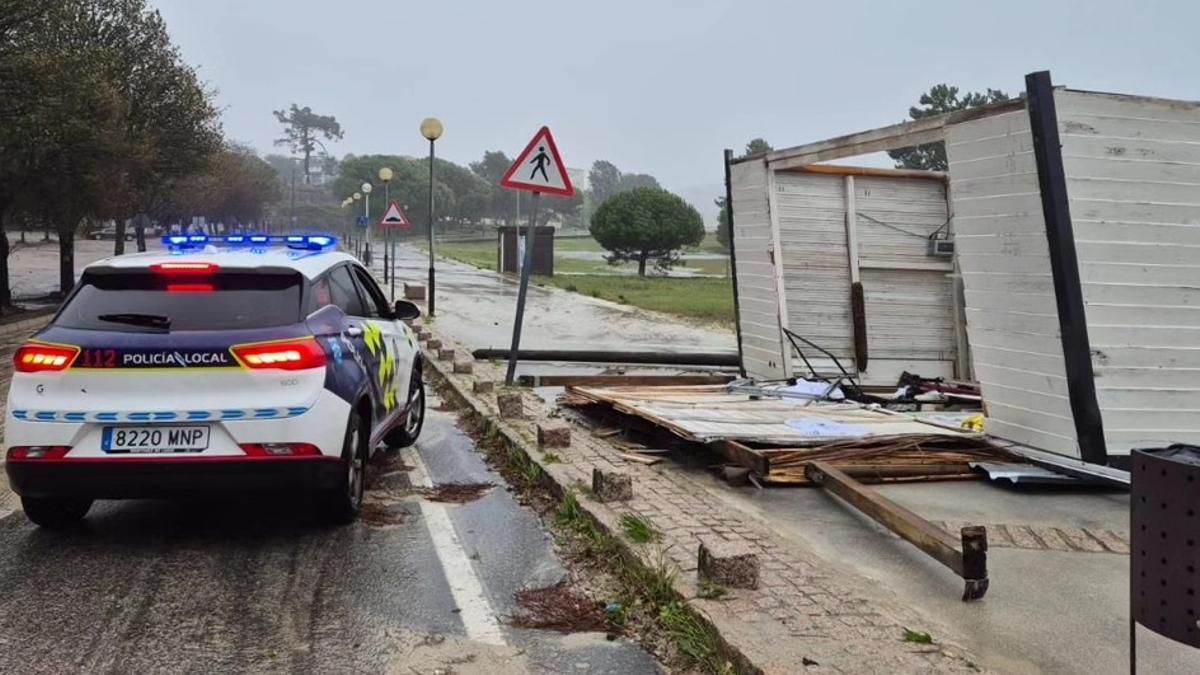 El temporal corta carreteras en Poio y daña un chiringuito en Lourido (1/1)