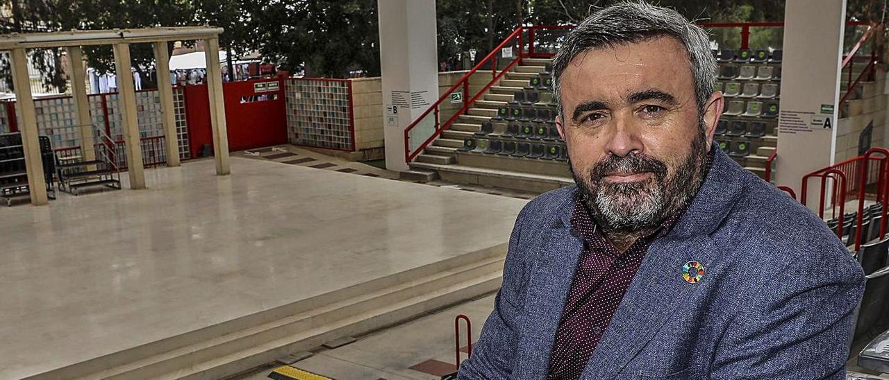 El alcalde de Crevillent, José Manuel Penalva, antes de la entrevista en el auditorio municipal.  |