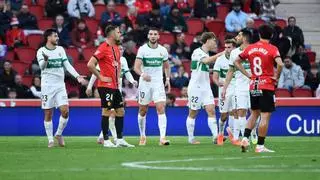 El Elche se hace pequeño y cae en Son Moix