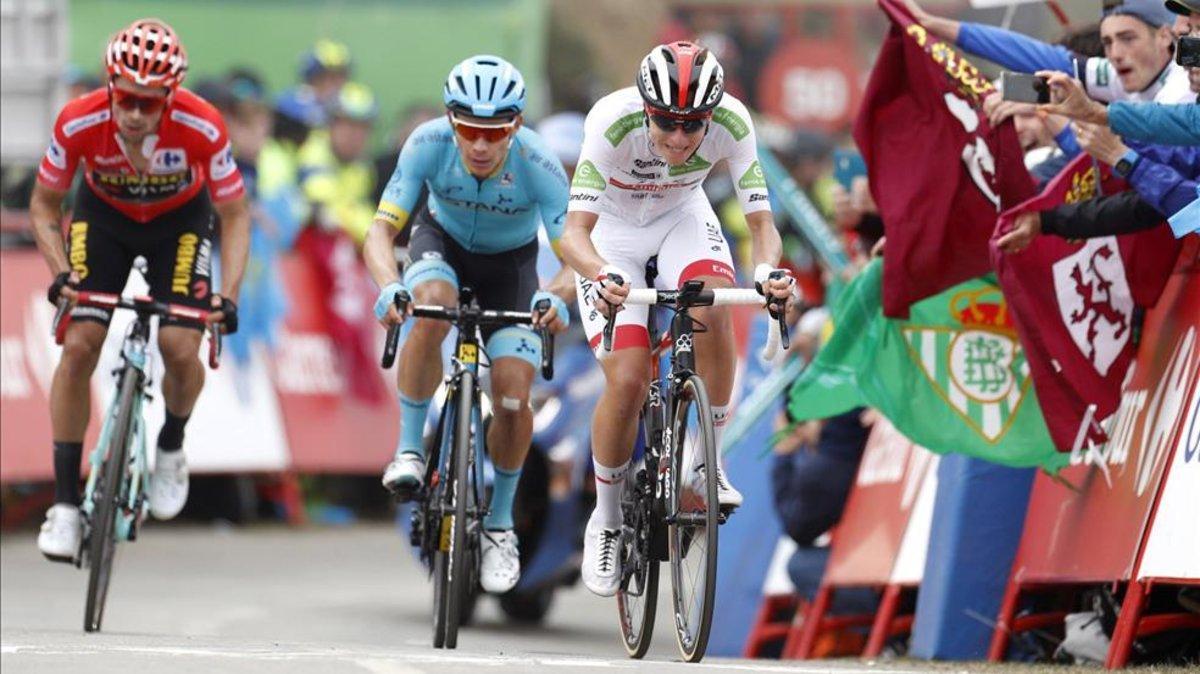 Pogacar entra en la meta de La Cubilla escoltado por López y Roglic