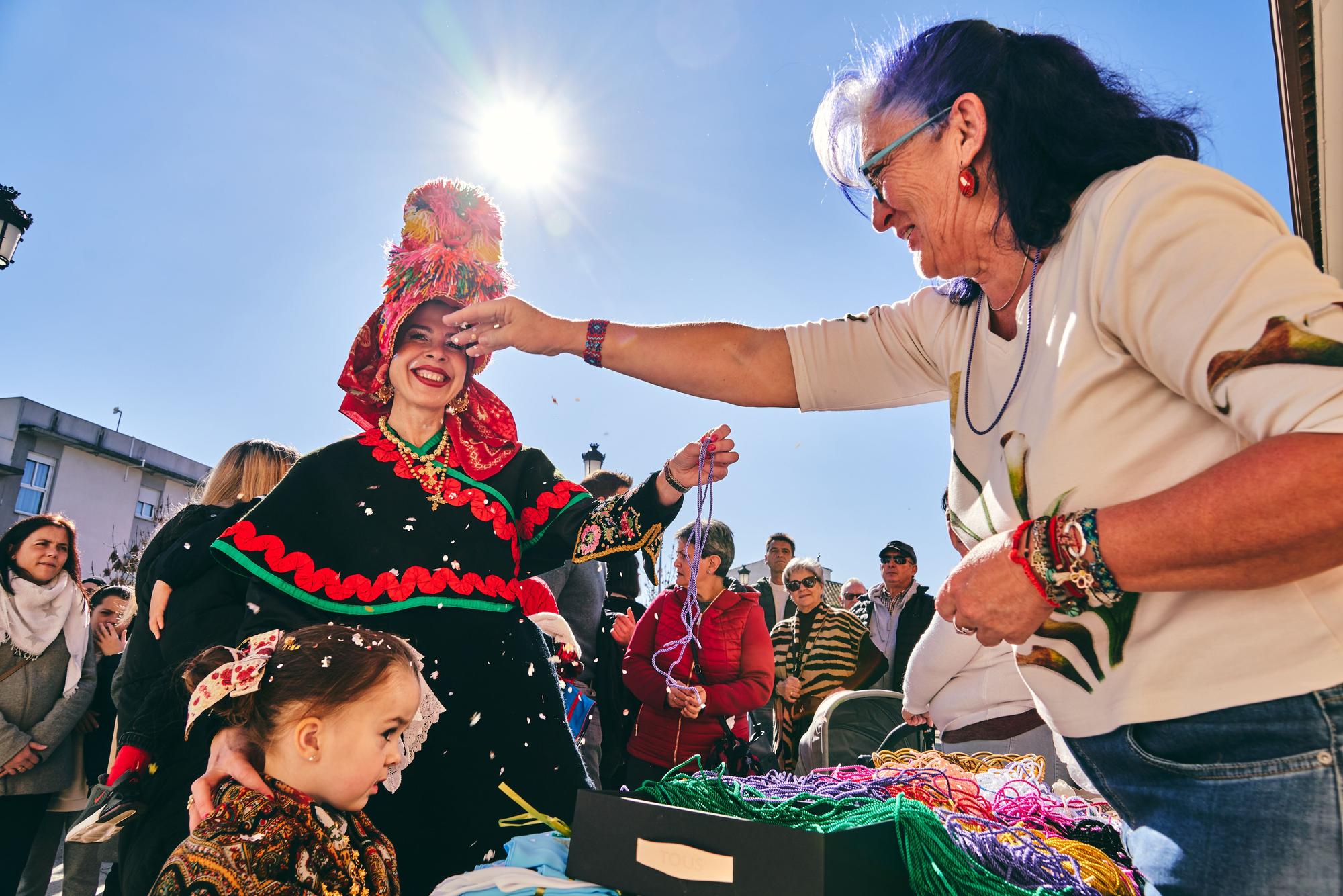 Miles de cacereños celebran San Blas congregándose en la explanada de su ermita