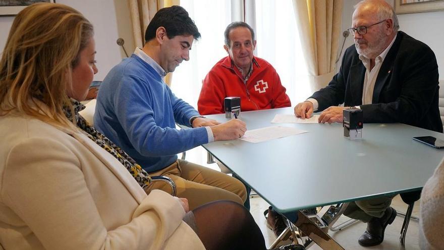 Francisco Santos firma el convenio con Cruz Roja.