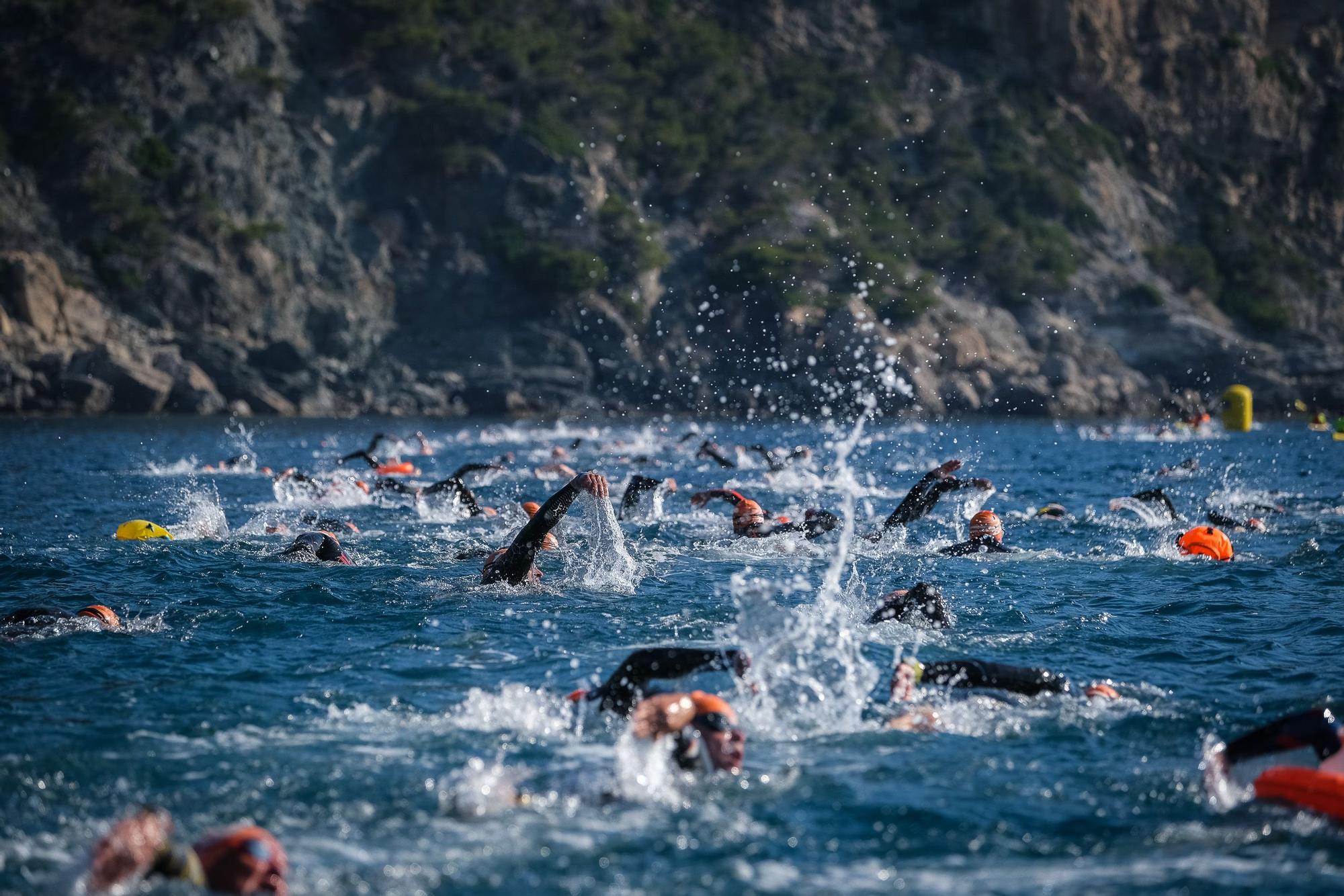 Más de 600 nadadores participan en la  Marnaton eDreams Begur by Herooj