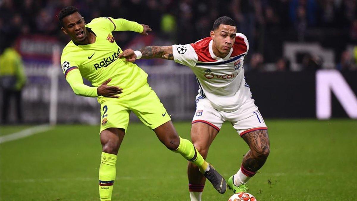 Semedo y Depay durante el partido de ayer en el Groupama Stadium