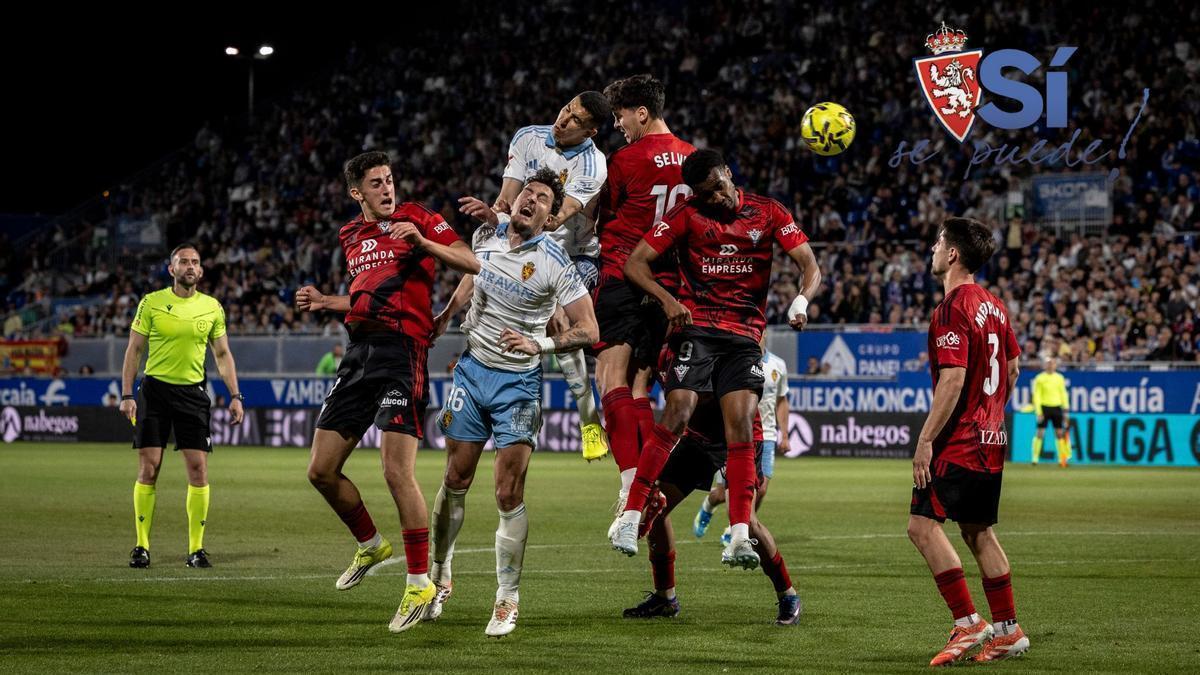 Radovanovic y El Yamiq tratan de rematar una jugada de balón parado ante la defensa del Mirandés.