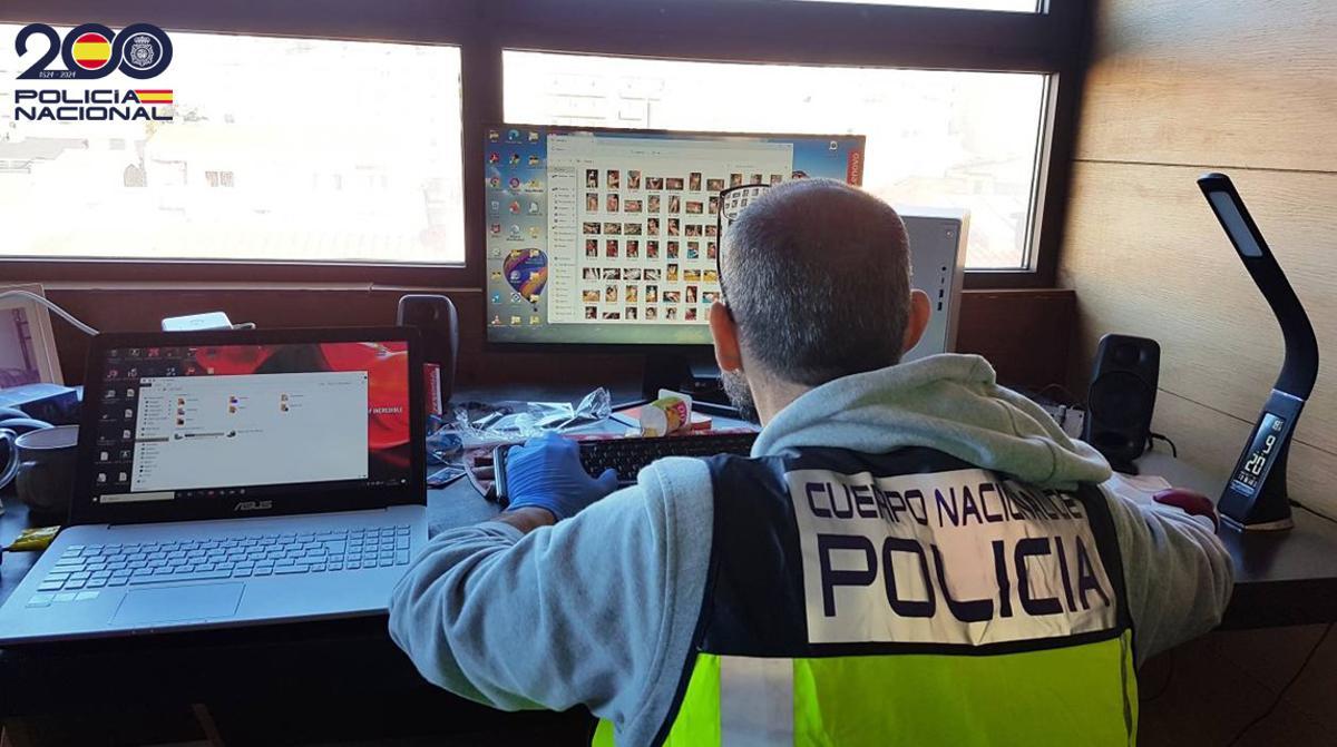 Imagen de un agente de Policía rastreando archivos pedófilos
