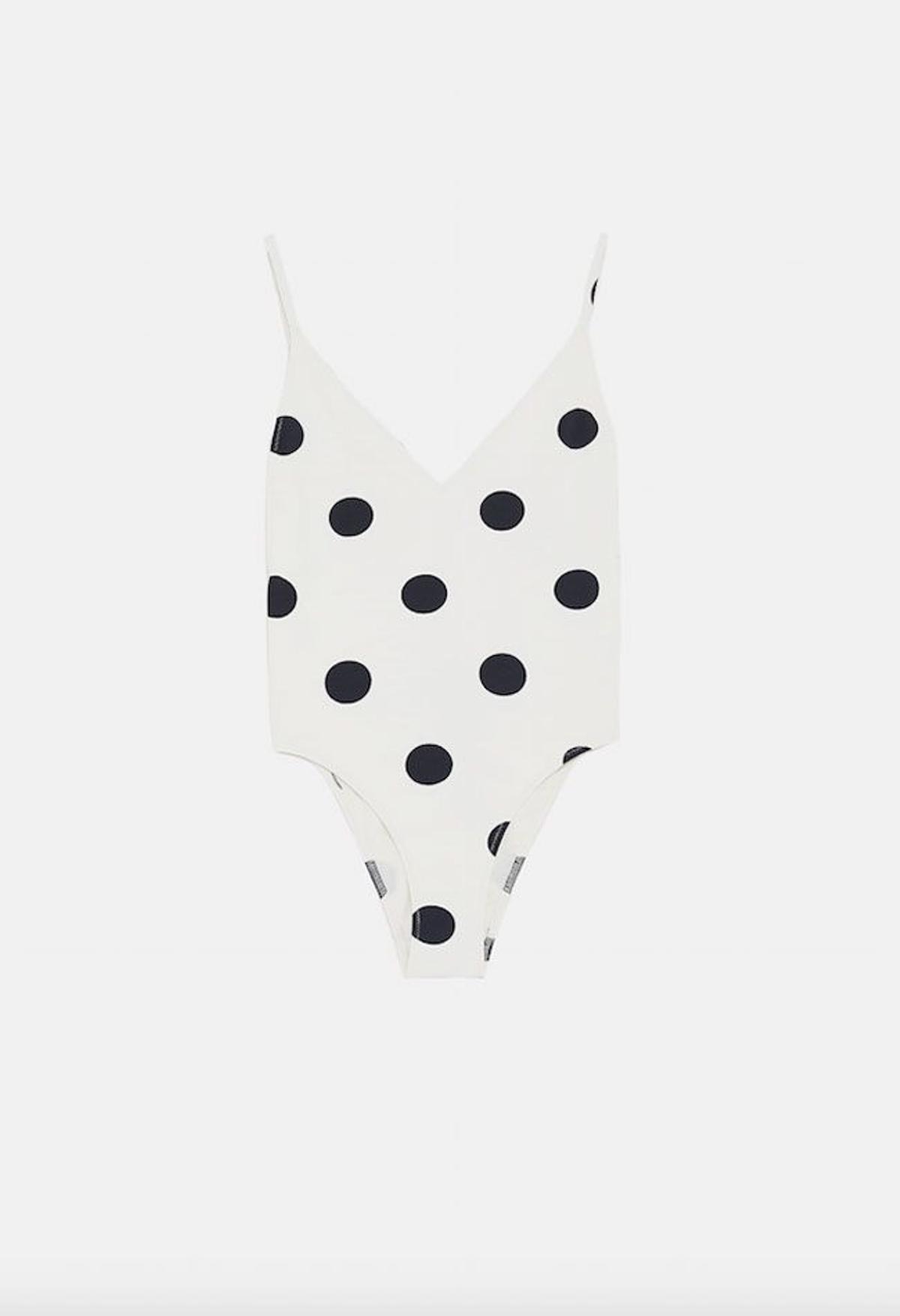 Colección beachwear de Zara: bañador blanco con topos negros