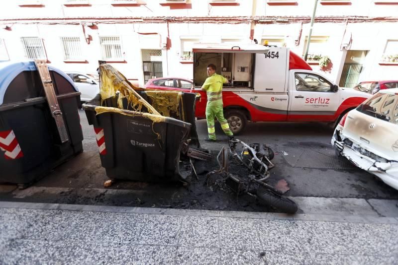 Incendio de un contenedor y una moto