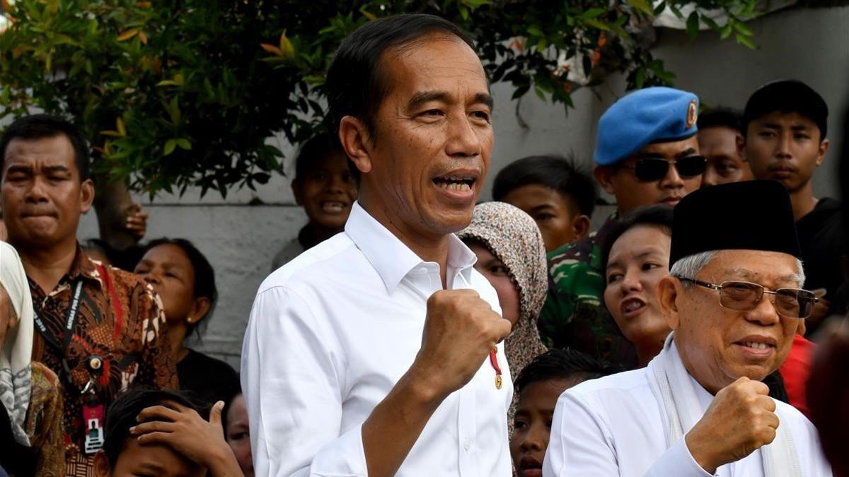 Joko Widodo celebra su victoria en las elecciones durante una visita a un barrio de Yakarta, este martes.