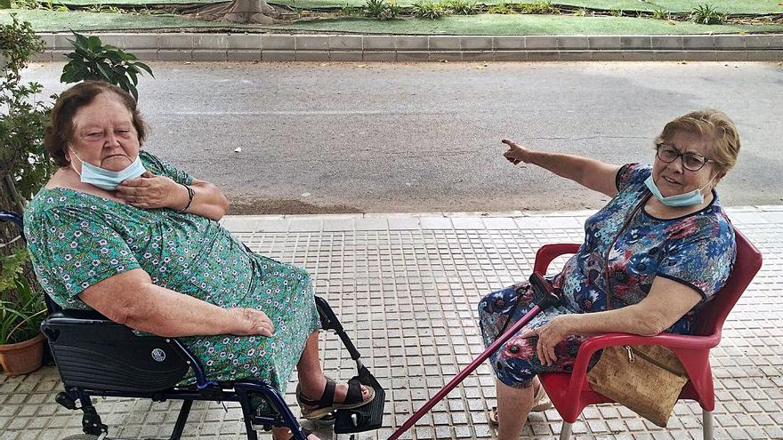 Gregoria Salazar, a la izquierda, y Francisca Fuentes, en el Camino de Guadalmar a la Loma, con la mediana al fondo, que en varios lugares está levantada por las raíces de los ficus y salen ratas.