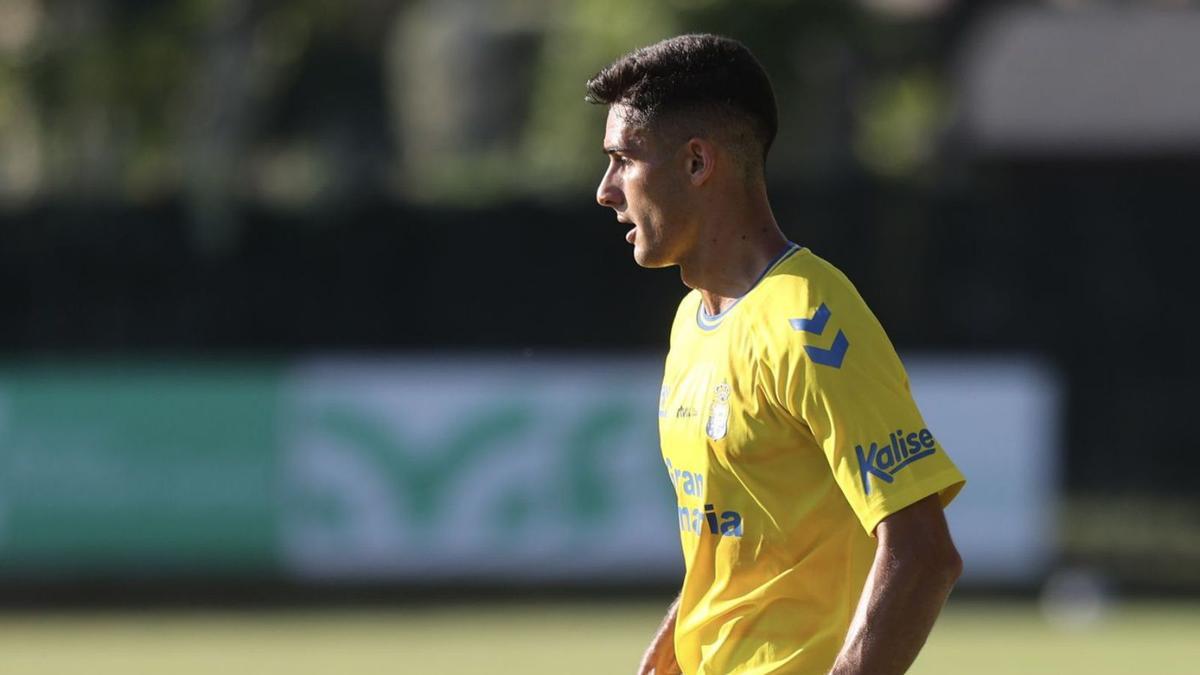 El lateral zurdo de la UD Sergi Cardona Bermúdez, durante la disputa del ‘bolo’ ante el RCD Espanyol en Marbella.  | | LOF