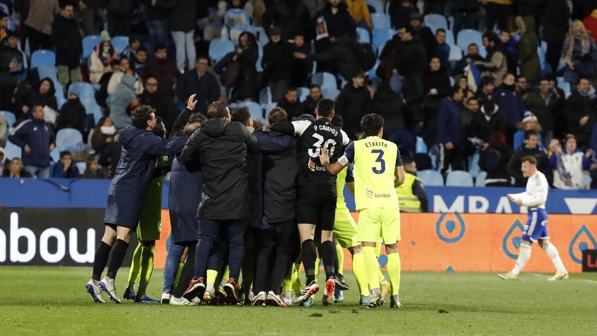 El Amorebieta celebra la victoria en La Romareda