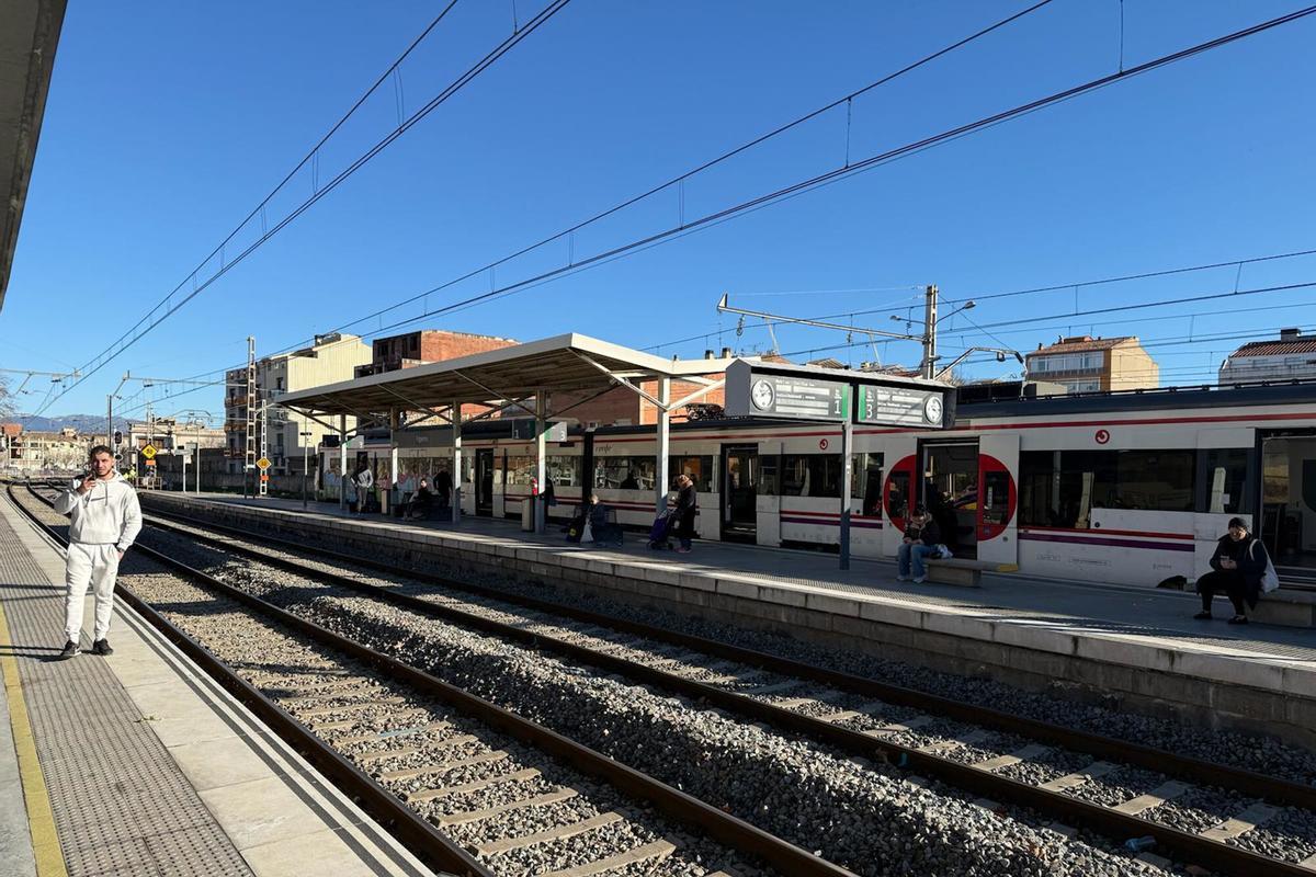 L'eestació de trens de Figueres amb gent esperant