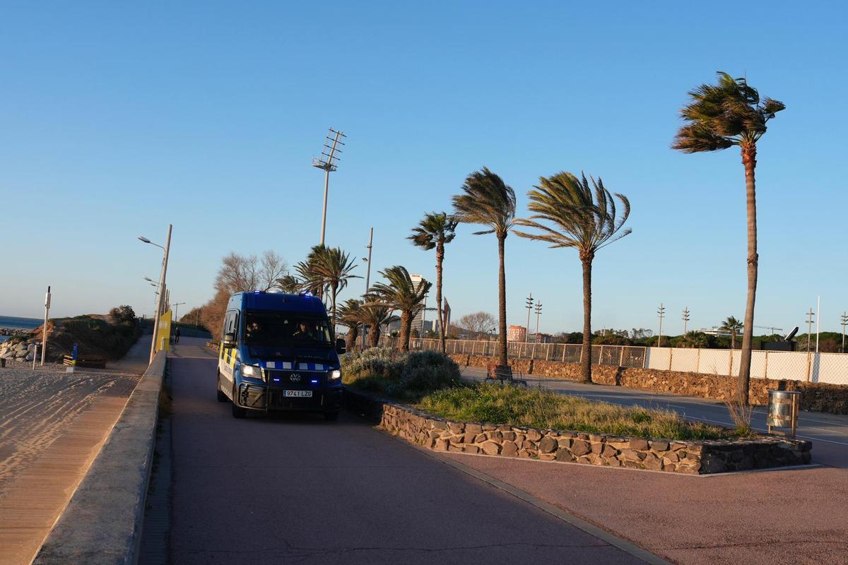 Un furgón de la Guardia Urbana patrullando frente a las playas del distrito de Sant Martí, en Barcelona.