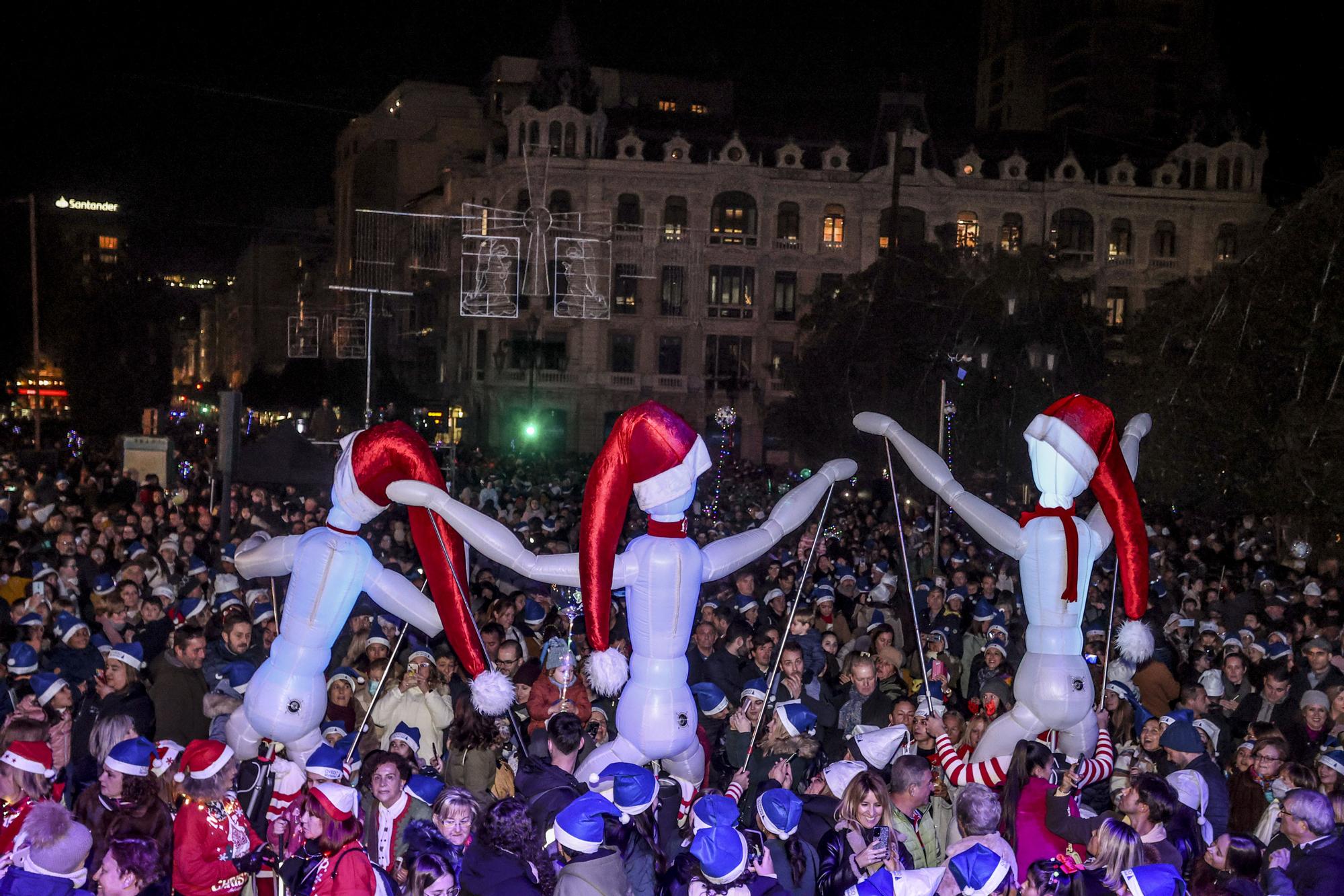 En imágenes: así fue el encendido de las luces de Navidad en Oviedo