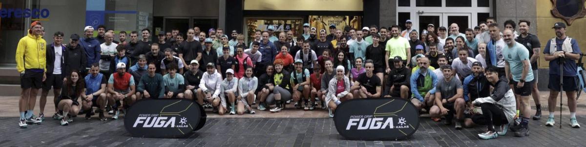 Los participantes en la social run, en el punto de encuentro de Oviedo en el que se reúnen cada jueves, antes de salir a correr. |  | IRMA COLLÍN
