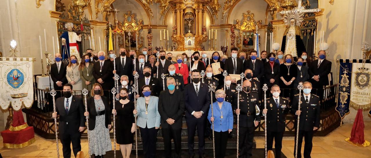 Foto de familia tras el acto institucional de este domingo en la basílica de Santa María de Alicante