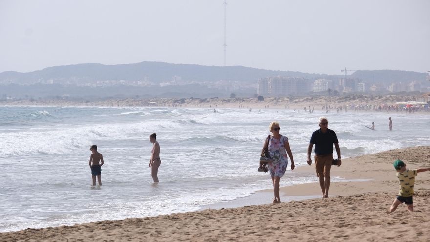 Rescatan el cadáver de un bañista con aletas en la playa de El Pinet