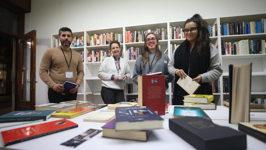 Por la izquierda, Samuel Bacallado, Beatriz Prieto, Laura Gutiérrez y Aida Alonso, en la librería solidaria de la calle Menéndez Valdés. | Luisma Murias