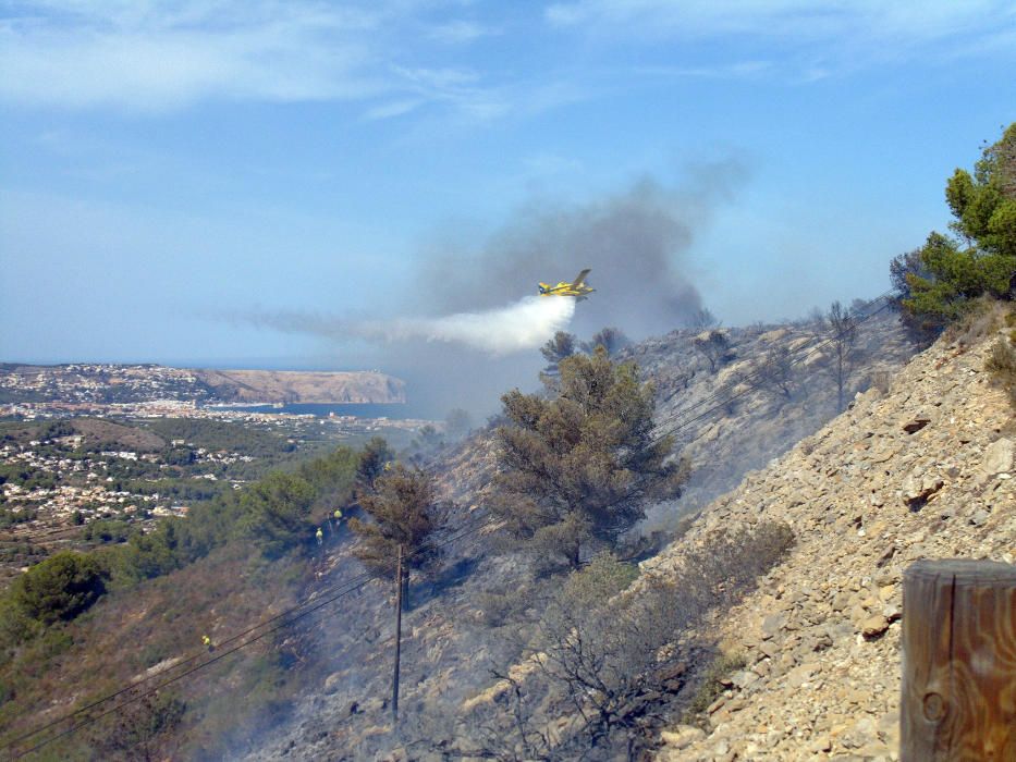 Los bomberos tratan de sofocar el fuego