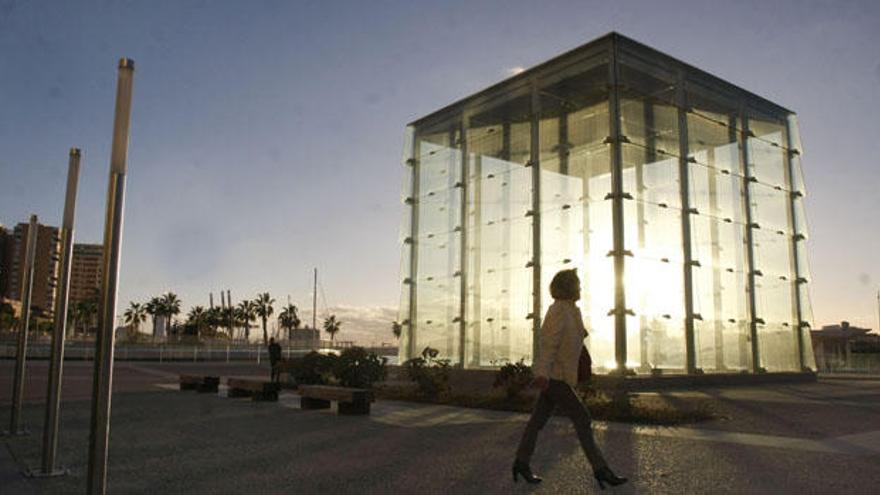 Una mujer pasa junto al Cubo del puerto.