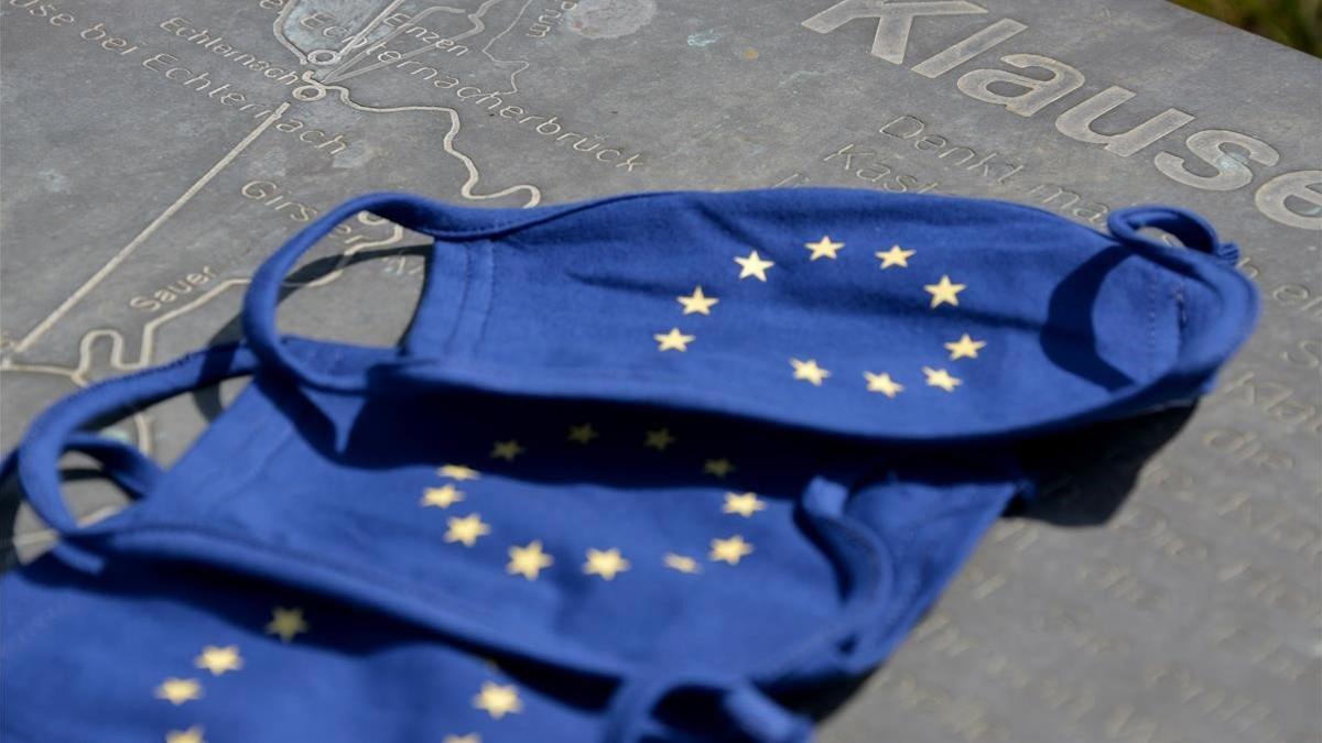 Mascarillas con la bandera de la UE.