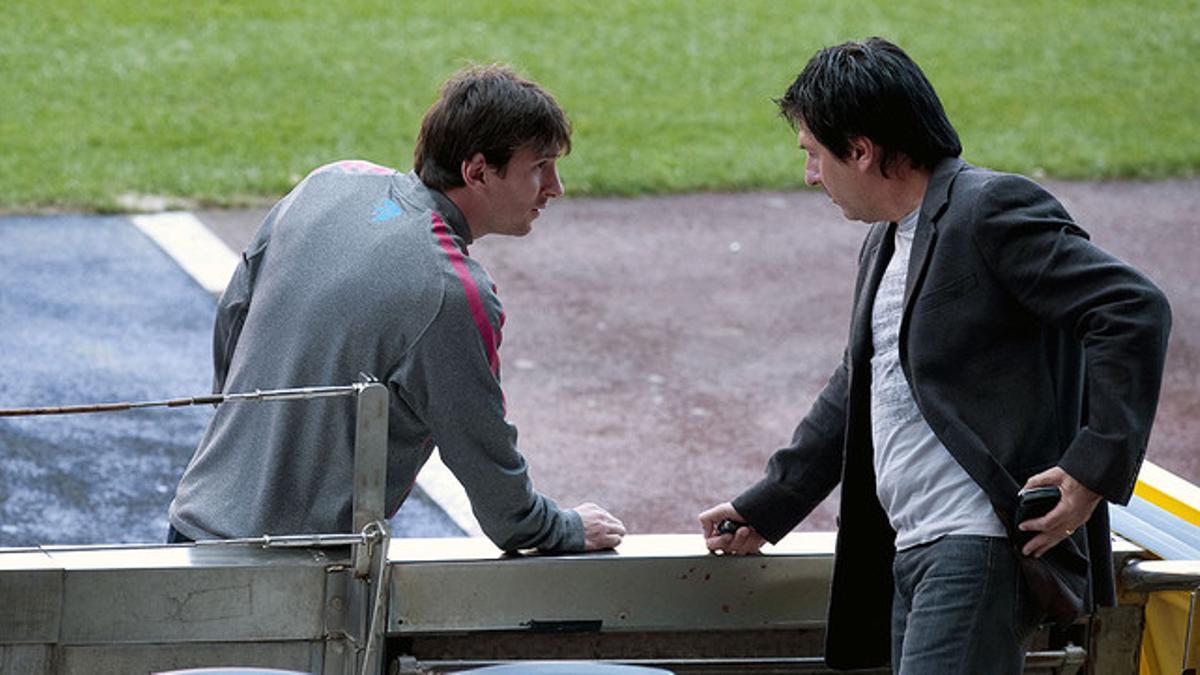 Leo Messi conversa con su padre durante un entrenamiento en el Camp Nou