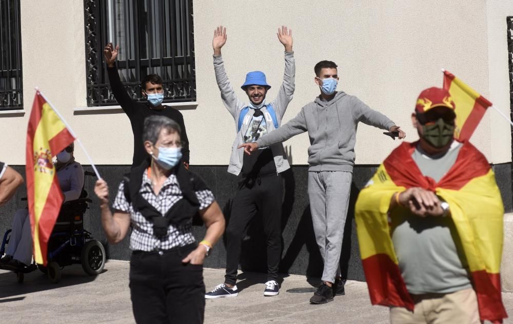 Un millar de coches protestan contra el Gobierno en la manifestación de Vox