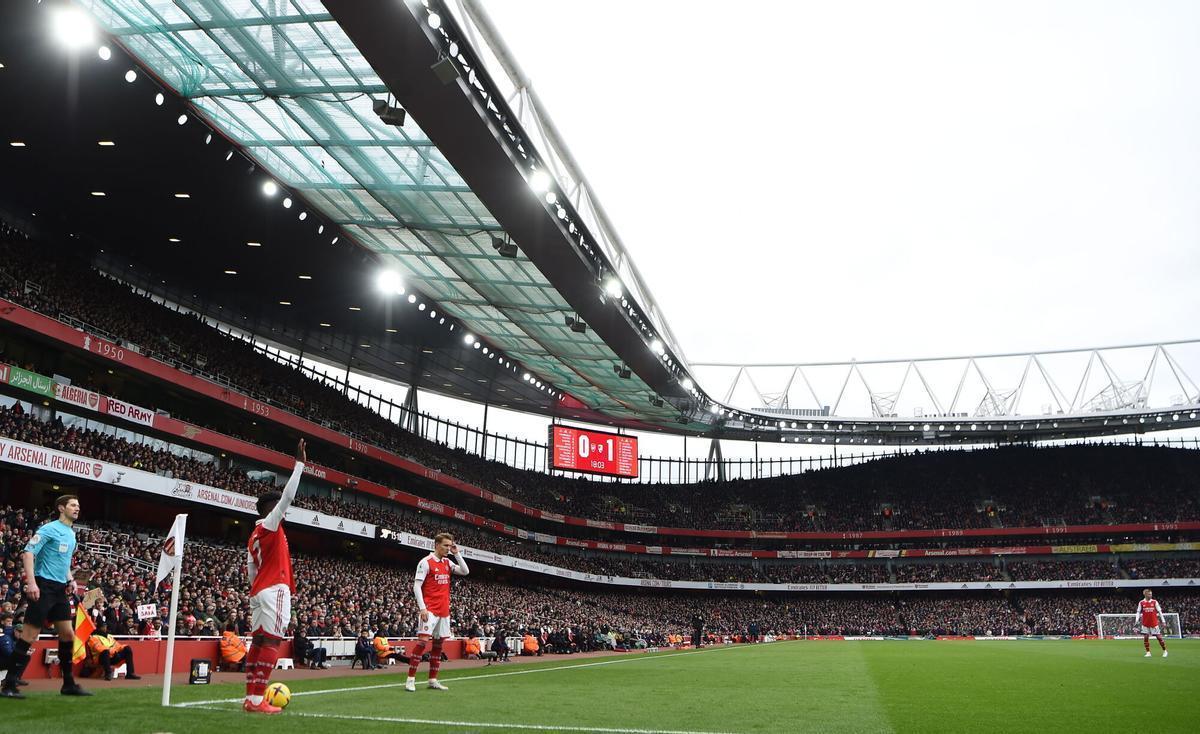 El jugador del Arsenal, Bukayo Saka, hace una indicación a la salida de un córner en un partido de la Premier ante el Bournemouth.