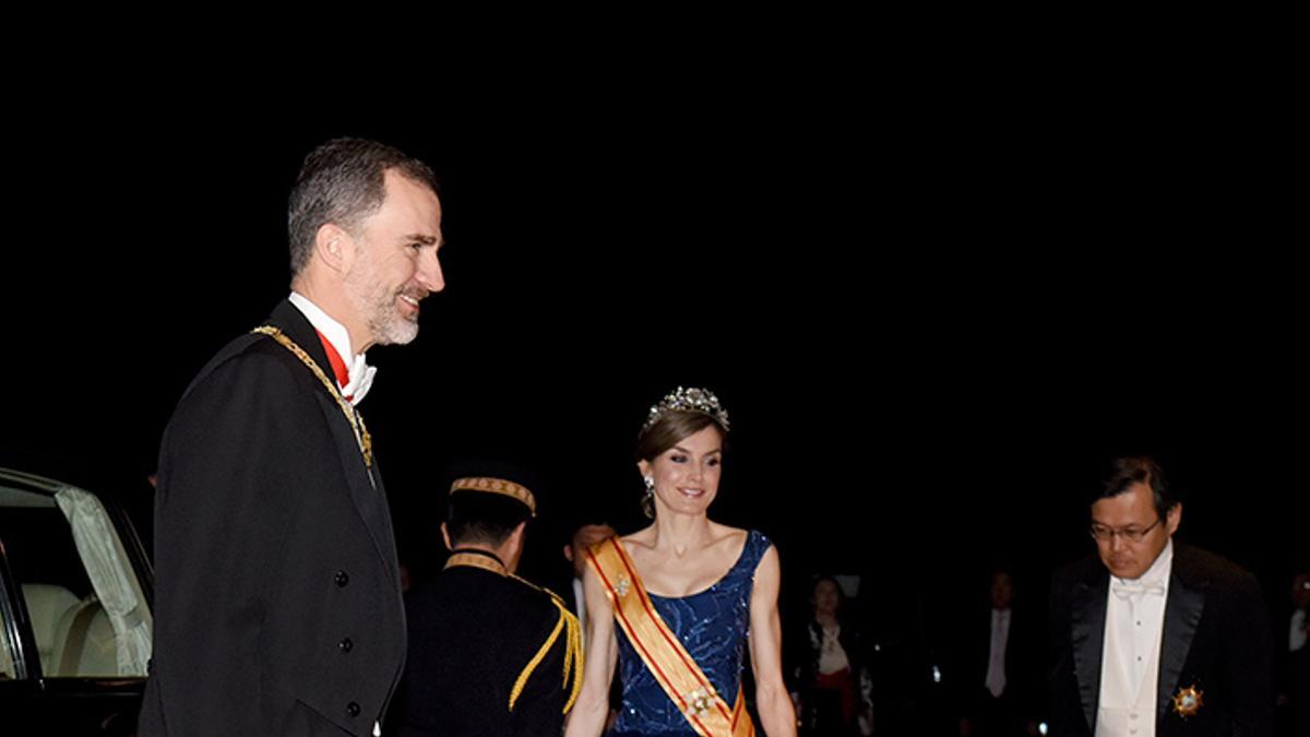 Los Reyes Letizia Ortiz y Felipe de Borbón en la cena de Gala con los Emperadores de Japón